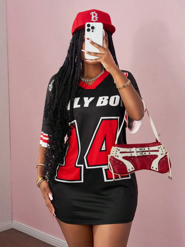 2025 NEW STYLE MUSIC FESTIVAL SPORTS STREET SPRING AND SUMMER CASUAL STREET V-NECK OFF-SHOULDER SHORT SLEEVES 14 SLOGAN LOGO ONLY BABY PATTERN BLACK BACKGROUND RED STRIPES ALL OVER THE BODY PRINTING LOOSE KNITTED FABRIC WOMEN'S MINI DRESS