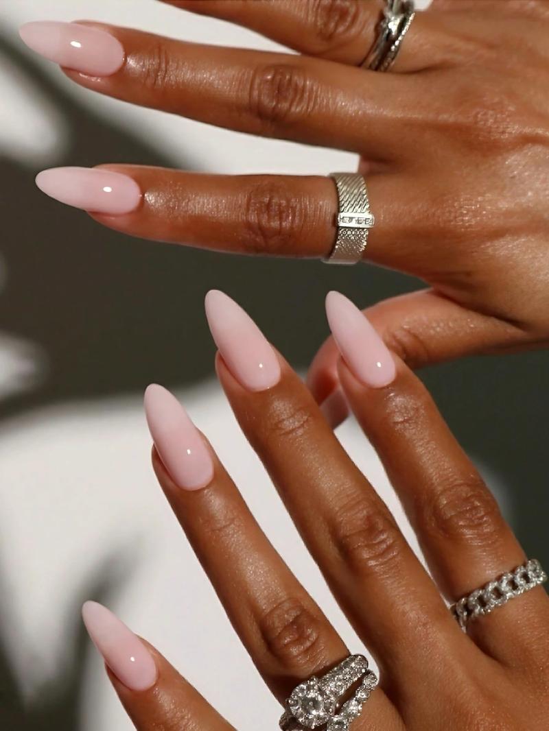 24 Pieces Of Medium-Sized Almond-Shaped Sticker Nails, Featuring A Gradient Design Of Pink And White Flowers, With A Glossy Finish And Full Coverage. This Is A Minimalist Style Nail Art Set, Perfect For Fashion And Easy Application. Highlights And Chic St